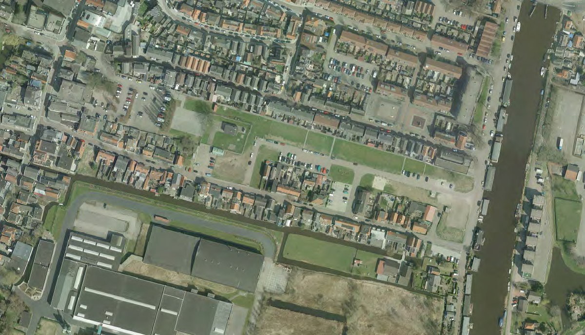 Luchtfoto van gasfabriekterrein Krommenie