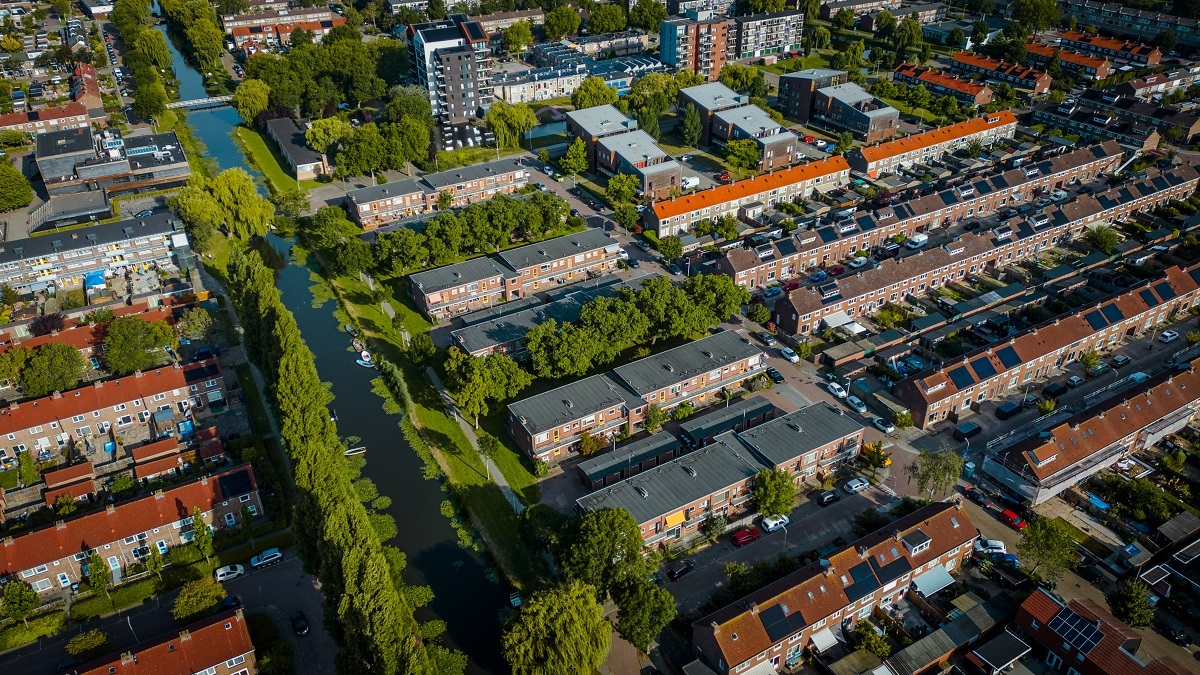 Luchtfoto van huizen Witte de With en omgeving