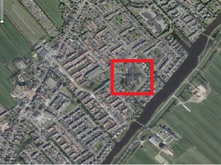 Luchtfoto met de locatie van Festina Lente in Assedelft aangegeven met een rood vierkant